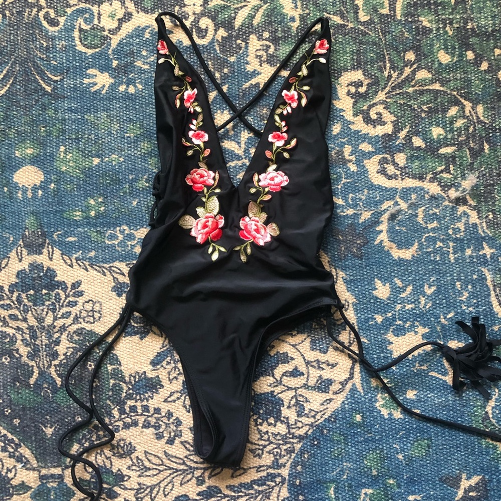 Tobi embroidered one piece XS